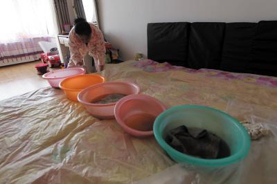 班戈楼上漏水，住户失联，小区没物管，业主维权难！律师来支招……